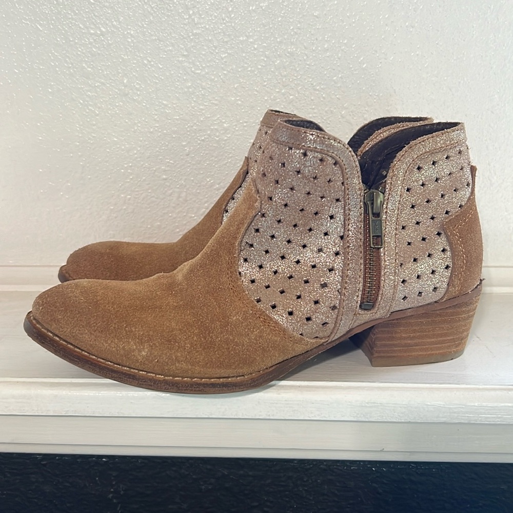 Diba true show tunes leather suede booties zip closure size 8.5 shimmer camel